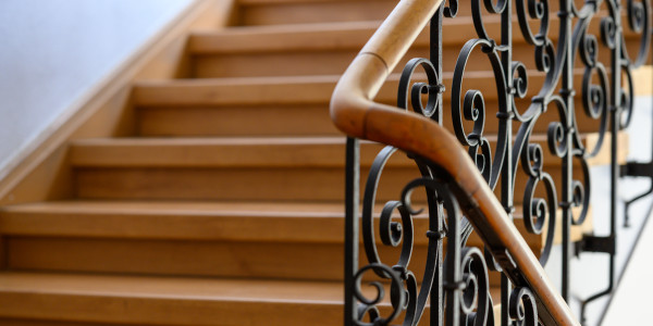 Pintar Fachadas y Patios de Luces de Comunidades Vecinos / Propietarios Tarragona · Pintado de Pasillos, Escaleras y Zonas de Tránsito