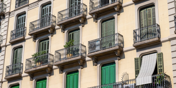 Pintar Fachadas y Patios de Luces de Comunidades Vecinos / Propietarios Tarragona · Reparación y Preparación de Superficies