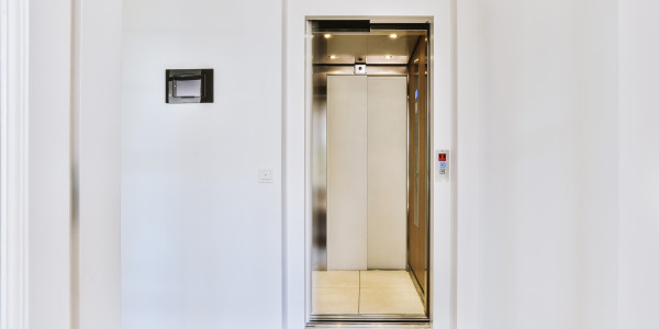 Pintar Fachadas y Patios de Luces de Comunidades Vecinos / Propietarios Tarragona · Esmalte de Puertas de Ascensores, Puertas de Emergencia y Portales