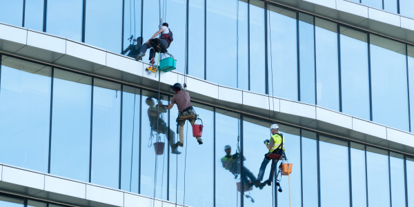 Trabajos Verticales en Fachadas de Edificios / Viviendas en Tarragona · Pintado Económico y Rápido de Fachadas