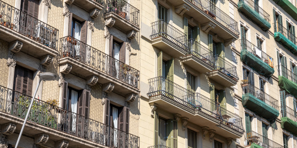 Trabajos Verticales en Fachadas de Edificios / Viviendas en Tarragona · Pintado de Fachadas con Difícil Acceso